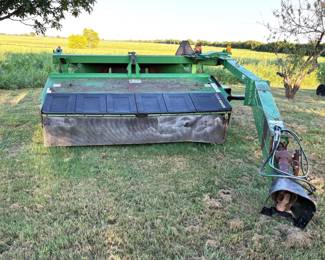 JOHN DEERE 925 MOCO DISCBINE WITH BOX OF EXTRA BLADES.