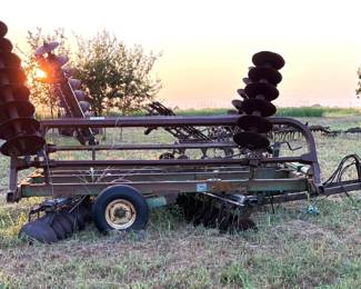 JOHN DEERE, 235 TILLAGE.