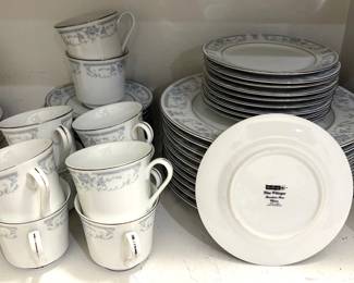 VINTAGE SHEFFIELD "BLUE WHISPER" PATTERN PORCELAIN CHINA SET.  SERVICE FOR 10,