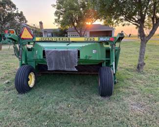 JOHN DEERE 925 MOCO DISCBINE WITH BOX OF EXTRA BLADES.