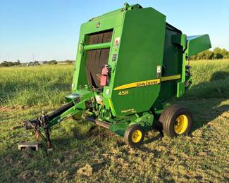 JOHN DEERE 458 MEGAWIDE PLUS ROUND BAILER. EXTREMELY LOW USE.