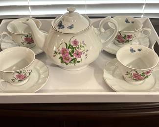 BELK TEAPOT, 4 CUPS W/SAUCERS WITH SERVING TRAY INCLUDED.