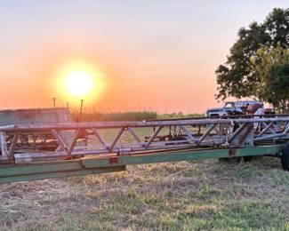 NICE JOHN DEERE ROUND BALE HAY TRAILER.