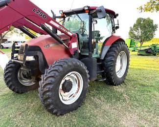 2008 CASE IH 115 MAXXUM 4X4 WITH BOX BLADE AND ROUND BAIL LOADER. ONLY 5,300 HOURS FANTASTIC RUNNING TRACTOR WITH AC AND BRAND-NEW BATTERY. WITH L-750.