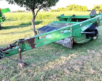 JOHN DEERE 925 MOCO DISCBINE WITH BOX OF EXTRA BLADES.