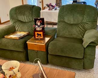 Vintage Hunter Green La Z Boy recliners with center console