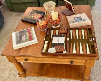Excellent Broyhill "Attic Heirlooms" coffee table.