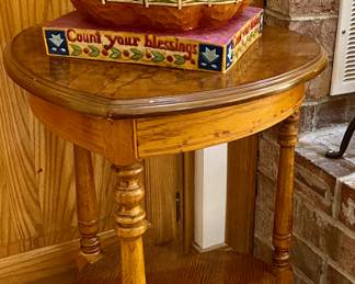 Jim Shore " Count Your Blessings " ( Original Box not shown ). Excellent triangle wood side table.