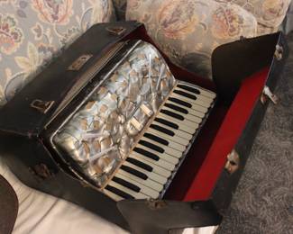 VINTAGE CRUCIANELLI ACCORDION WITH CASE. THE ACCORDION IS IN GREAT SHAPE