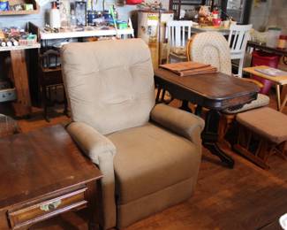 ELECTRIC RECLINER AND ACCENT TABLES