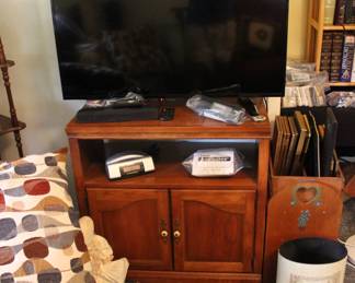 INSIGNIA TELEVISION AND STAND