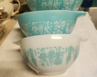 Cinderella set of Pyrex Amish pattern. Missing one bowl!