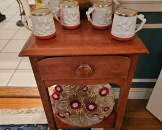 Side Table, Mugs