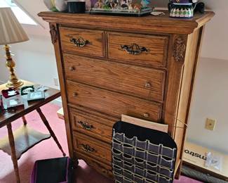 Dresser, Tchotchkes