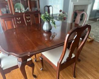 Beautiful dining room table and matching china hutch 