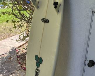 Chemistry Al Merrick Surfboard A short and stubby tri-fin: the biscuit design was developed with Rob Machado in 2006. Like Rob, the Biscuit rides free and easy in the smallest surf and catches waves like boards a foot longer. Voted SIMA board of the year for 2008. Order your biscuit 3″ to 6″ shorter than you are tall. “…foam is your friend…don’t be scared of it. A little bit of extra foam here and there is good for the soul… and your surfing.” – Rob Machado