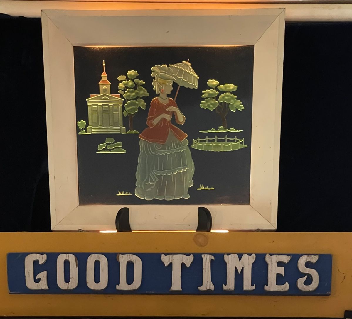 PAULA & BOB DRESSEL WERE WELL KNOWN IN THE WARRENTON CIRCLE OF ANTIQUE DEALERS WITH THEIR BOOTH “GOOD TIMES”. THEY TRAVELED FAR & NEAR TO FIND UNUSUAL TREASURES. IT IS EVIDENT FROM THEIR COLLECTIONS THAT THEY DID INDEED HAVE “GOOD TIMES”!
UNIQUE VINTAGE VICTORIAN METAL/GLASS WALL LIGHT FRAMED REVERSED ETCHED PAINTING