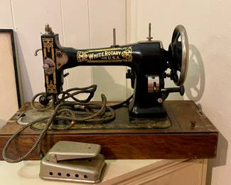 ANTIQUE PORTABLE WHITE ROTARY SEWING MACHINE WITH CASE