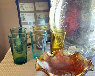 1970’S PRESSED GLASS DRINKING GLASSES WITH ROOSTER MOTIF, IMPERIAL CARNIVAL GLASS BOWL