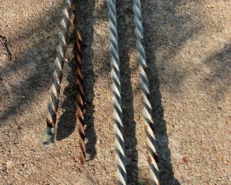 CLOSE UP OF TWISTED METAL RODS