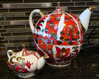 Imperial Lomonosov Porcelain Factory, Soviet Union, a Pair of Teapots