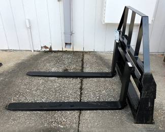 Skid Steer Adjustable Pallet Fork, Model SA11100