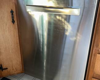 Bosch dishwasher (pick up at end of sale)