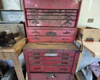 Vintage Snap on tool chest. Key included.