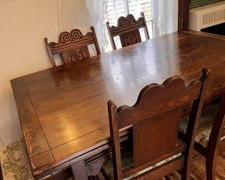 Antique tiger oak dining table, pop up leaves, 5 chairs hand carved.
Accepting bids until Saturday at 2:00