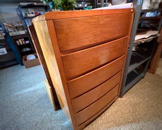 . .. chest of drawers