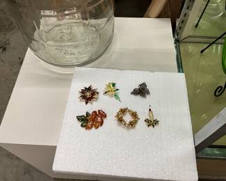 Assorted Brooches 