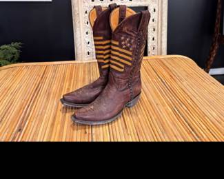 Leather boots with beaded flag