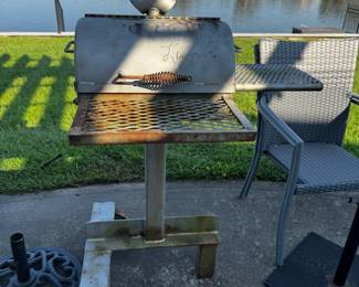 Very heavy small iron bbq pit