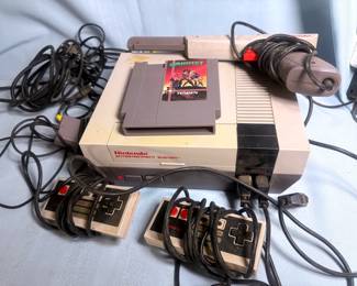 1985 Nintendo Game System NES001  Game Gauntlet Tengen