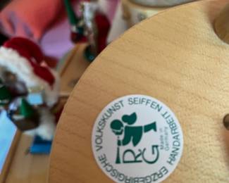 #595	Ergebirgische Volkskunst SeiffenGerman music box, bears	 $35.00 			

