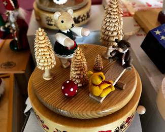 #595	Ergebirgische Volkskunst SeiffenGerman music box, bears	 $35.00 			
