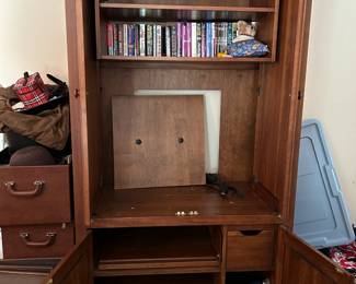 #123	Ethan Allen Entertainment center 40x21x78	 $32.50 		 	

