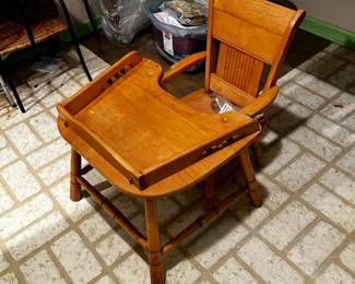#471	kids desk 	 $30.00 			
