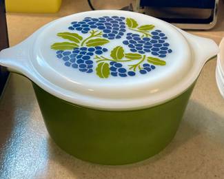 Pyrex - "Vintage Grapes" - Casserole Dish