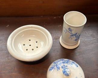 Chinese White Blue and Porcelain cricket box lidded container 
