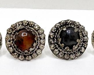 4 Vintage Rings With Natural Stones
Lot #: 142