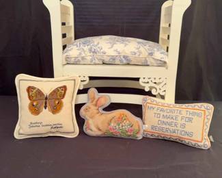 Seat With Pillows 