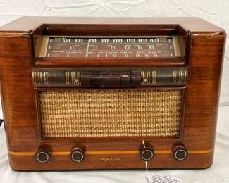 1940'S RCA VICTOR TUBE RADIO 17X12