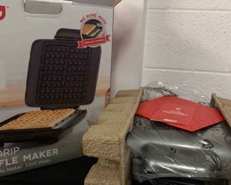 Dash No Drip Waffle Maker NEW IN BOX