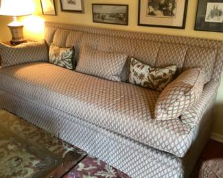Henredon sofa upholstered in a Tan and  off white pattern.  Measures. 90” long x 32”:deep x 37” tall. In excellent shape.  Presale $595