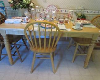 Nice Kitchen table w/ 3 chairs