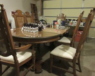 Nice dining table w/6 chairs