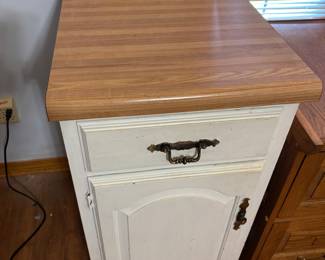 Storage cabinet. 19.5”w 25.25”d 39.5”t
$