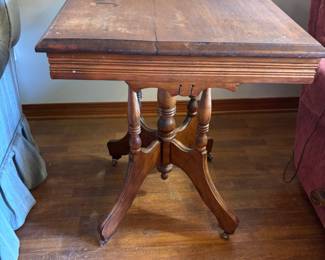 Eastlake lamp table. 20”w 28” d 29”t
$185.00