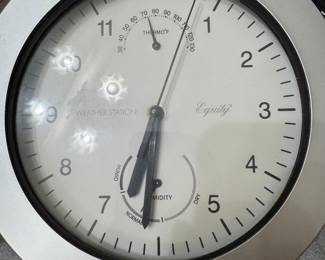 clock with humidity
